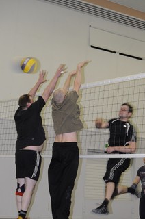 Kuva kihniön urheilijoista pelaamassa lentopalloa