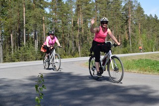 Kuva pyöräilijöistä maantiellä